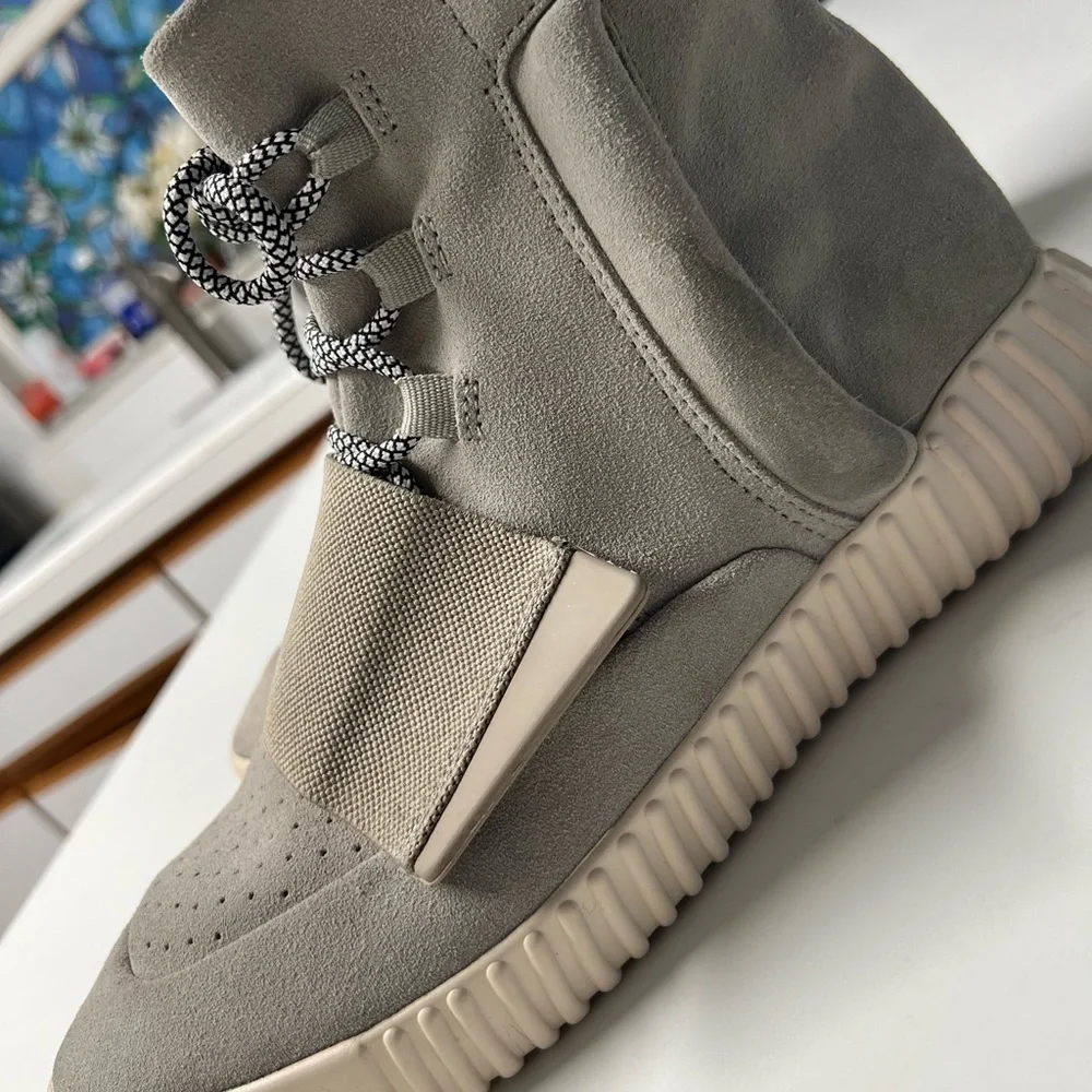 Yeezy 750 Boost - Picture 4 of 8
